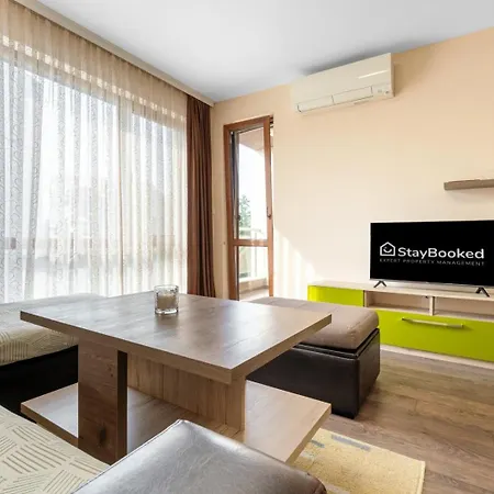 Comfortable 1br W/ Balcony & Free Parking Lägenhet *