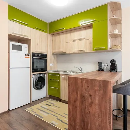 Comfortable 1br W/ Balcony & Free Parking Lägenhet