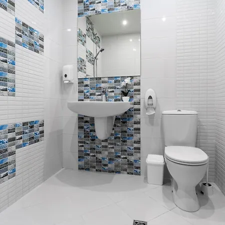 Comfortable 1br W/ Balcony & Free Parking Lägenhet *