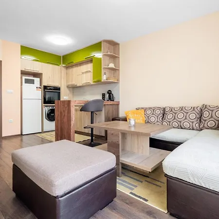 Comfortable 1br W/ Balcony & Free Parking Lägenhet